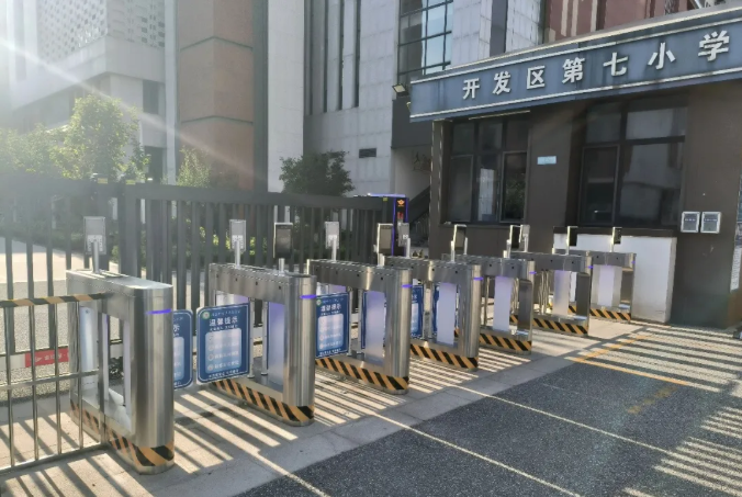 开学首日筑防线!“校园安全大脑”亮相烟台经济技术开发区第七小学,智慧安防护航新学期